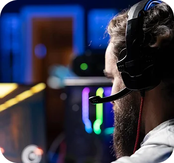Zijaanzicht van een professionele esports-speler met een gamingheadset, gefocust op een competitieve wedstrijd in een RGB-verlichte gamingopstelling.